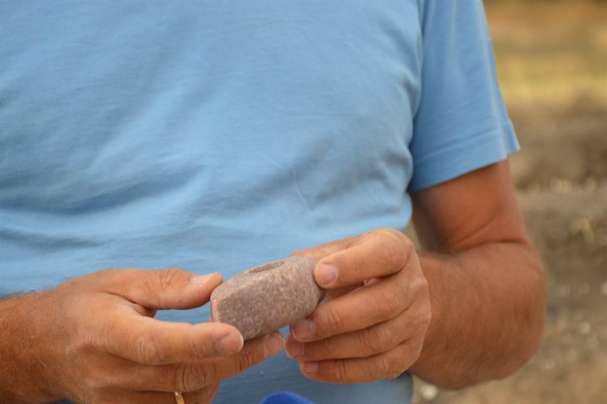 Сокира-молоток з дитячого поховання