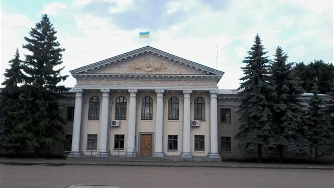 Адмінбудівля райради та інше майно району перейде у власність міста