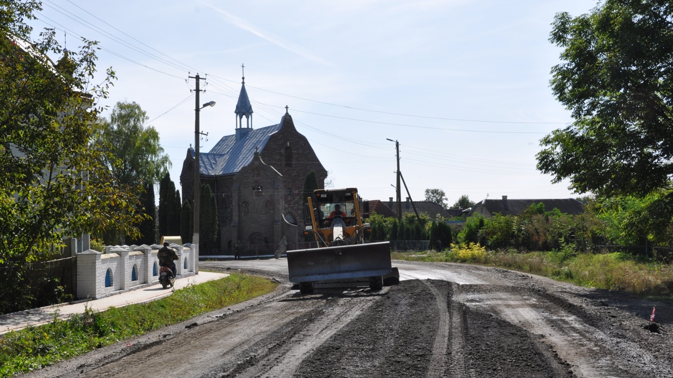 Водіям на радість: у Ридодубах почали ремонтувати дорогу