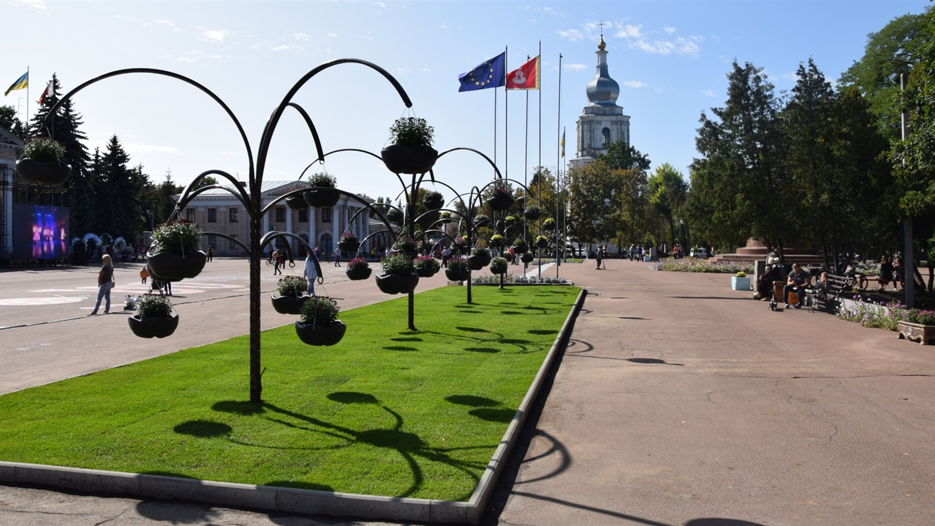 Оновлені клумби на центральній площі Переяслава нагадують висячі сади