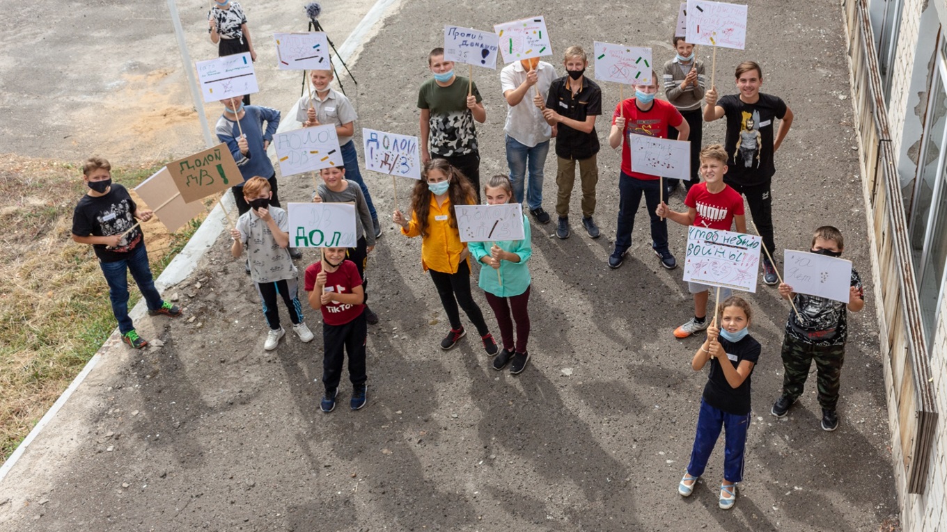 На Донбасі дітей навчили протестувати. І ось який протест вони влаштували біля школи