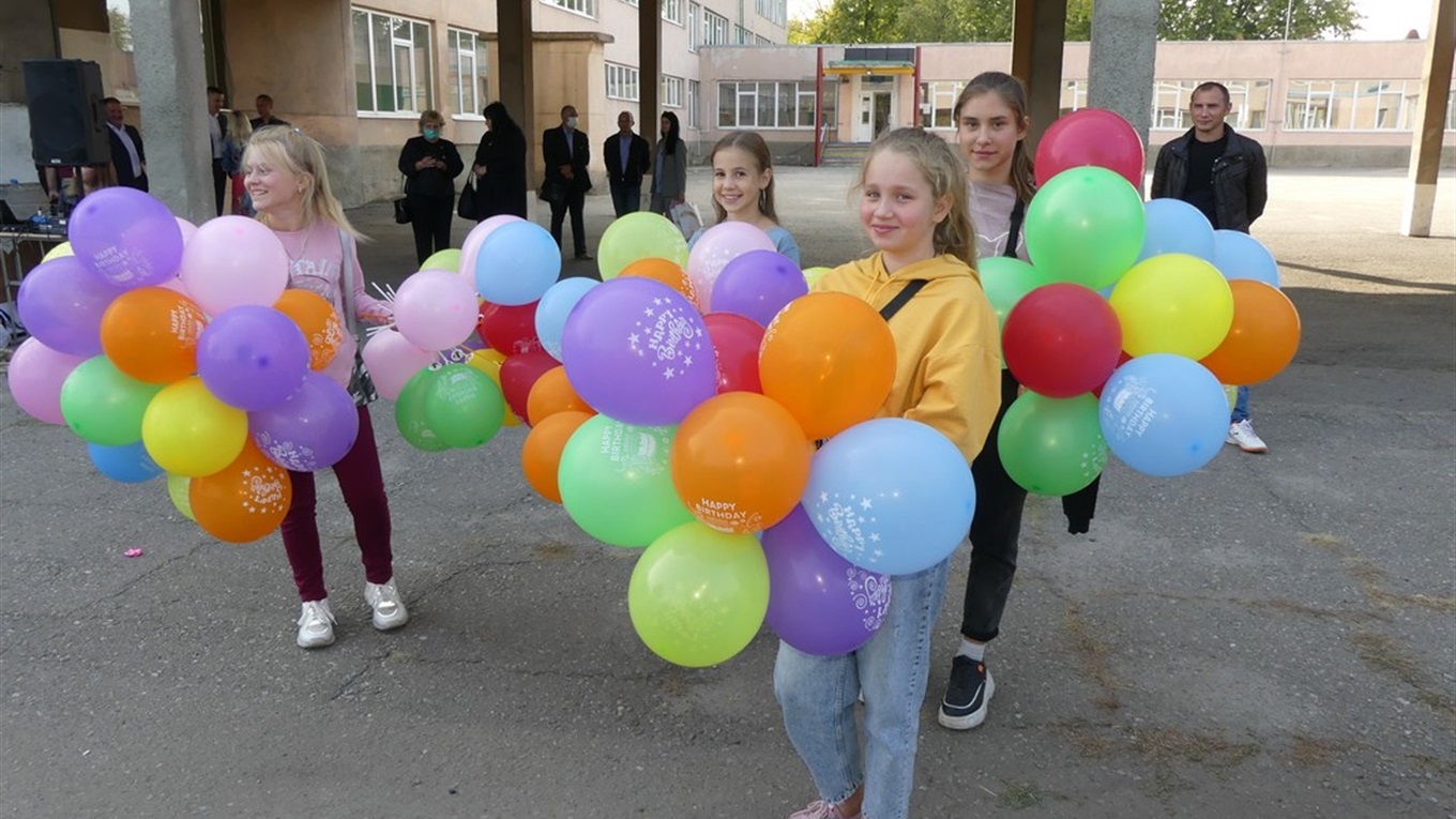 Подарували ноутбуки та набори робототехніки: лозівські школи відсвяткували ювілеї