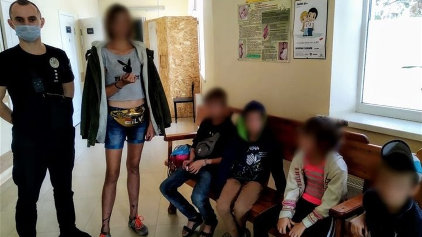 "Люди бачили, як діти порпалися у сміттєвих баках": поліцейські вилучили п'ятеро дітей з двох родин