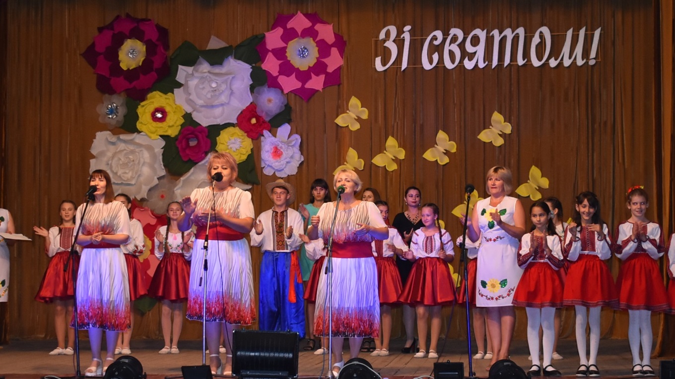 Освітян Сірогозщини привітали з професійним святом: квіти, грамоти, подяки і музичні вітання