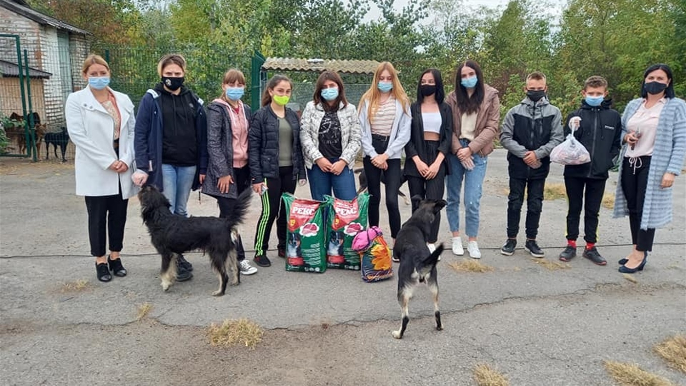 Переяславські школярі зібрали ласощі для мешканців собачого притулку