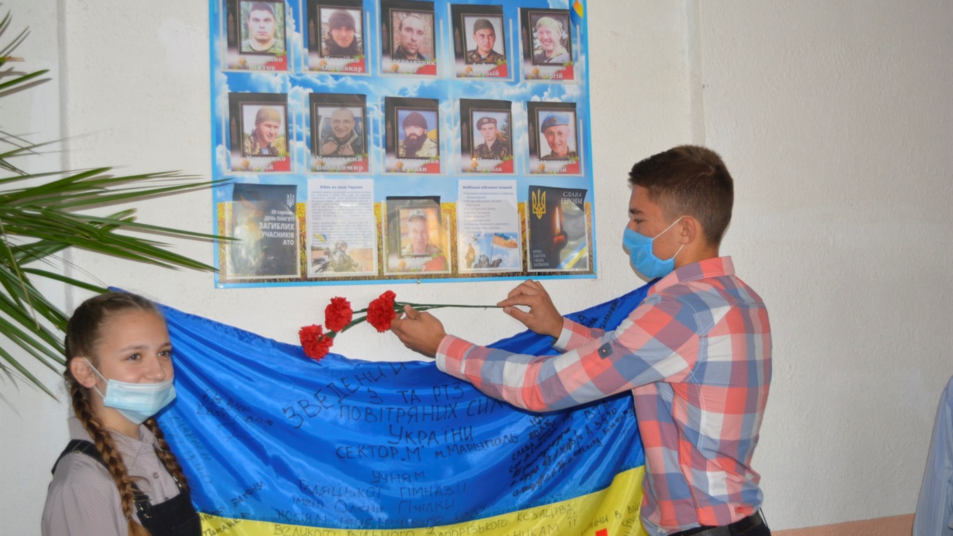 У Гадяцькому ліцеї відкрили стенд пам’яті землякам-героям