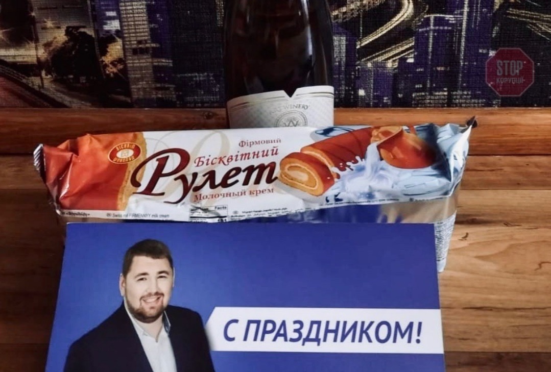 У Святогірську мешканцям дарували від одного з кандидатів бісквітний рулет та шампанське