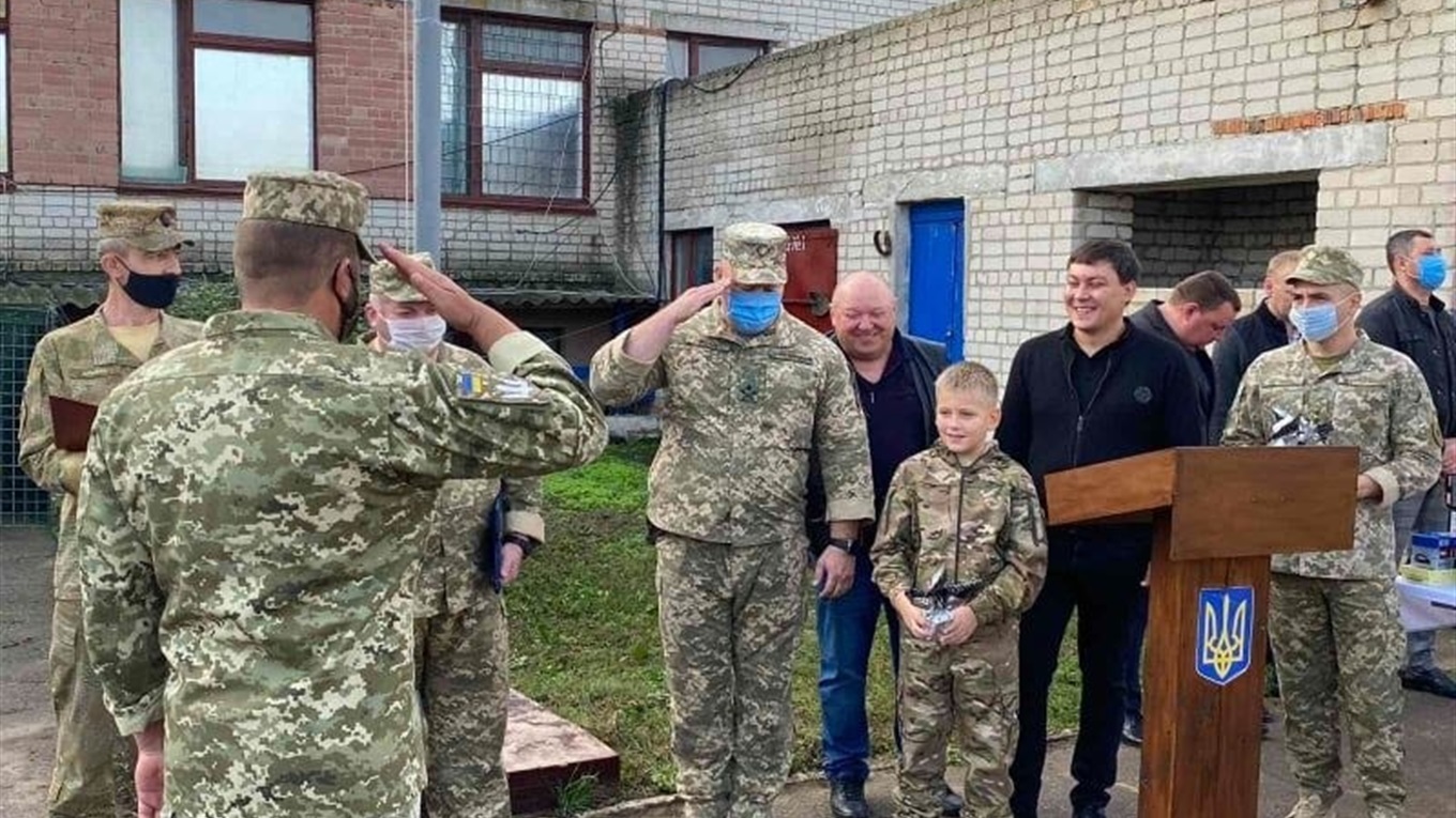 В День захисника України сірогозькі та новотроїцькі волонтери відвідали військову частину