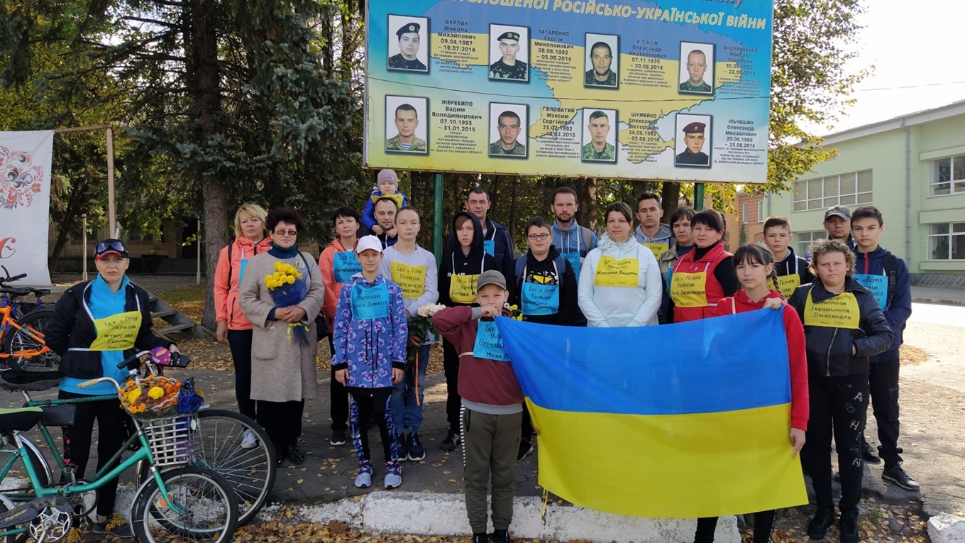 У Мені їхали на велосипедах за героїв України