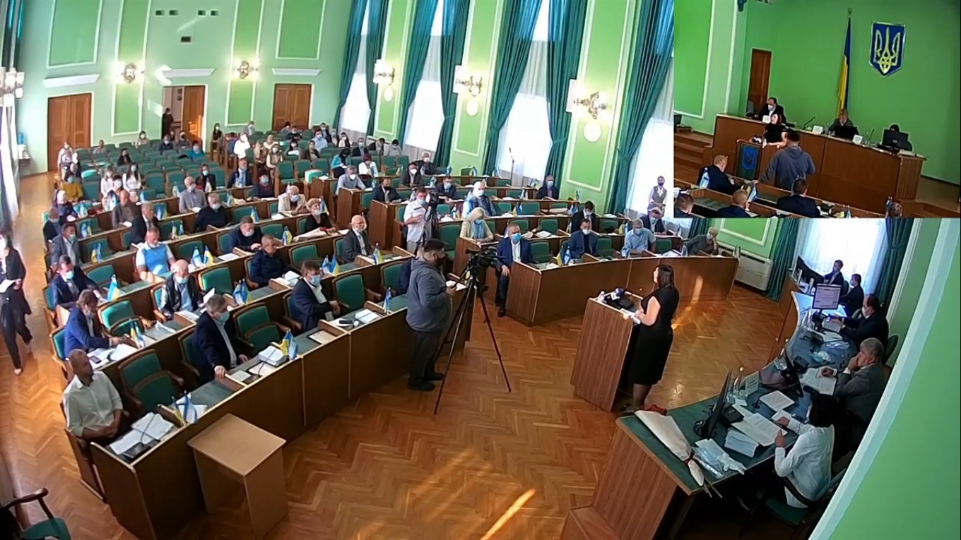 Сидять через одного, проте маски вдягнули не всі. Депутати облради зібрались на сесію