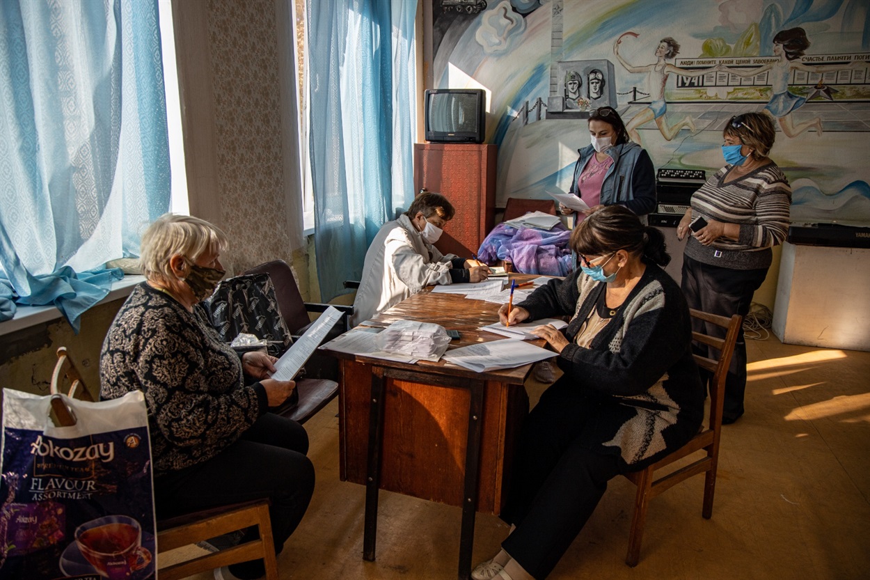 Члени місцевої виборчої  комісії села Новоохтирка заповнюють документи, що дадуть їм право офіційно працювати на виборах.
