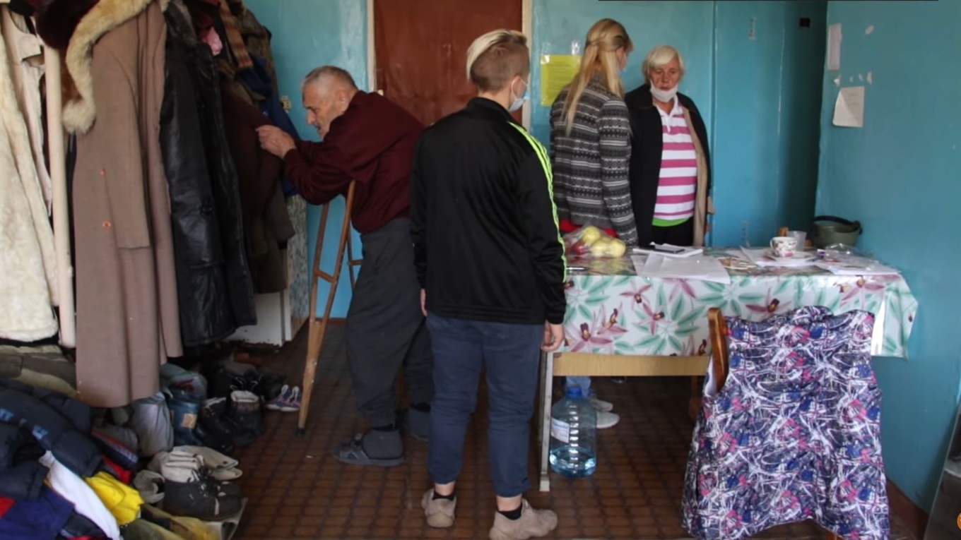 «Ничего не осталось»: где сейчас живут люди, чей дом уничтожил пожар в Луганской области