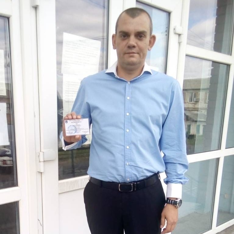 Артем Губа с удостоверением кандидата