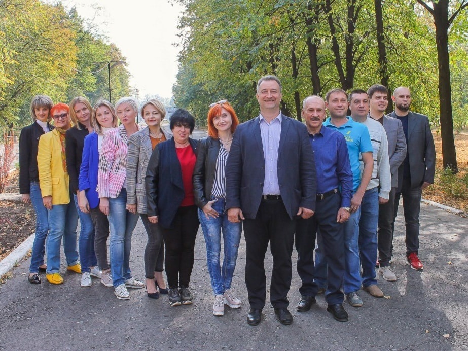 Руслан Макарович (по центру) и его команда