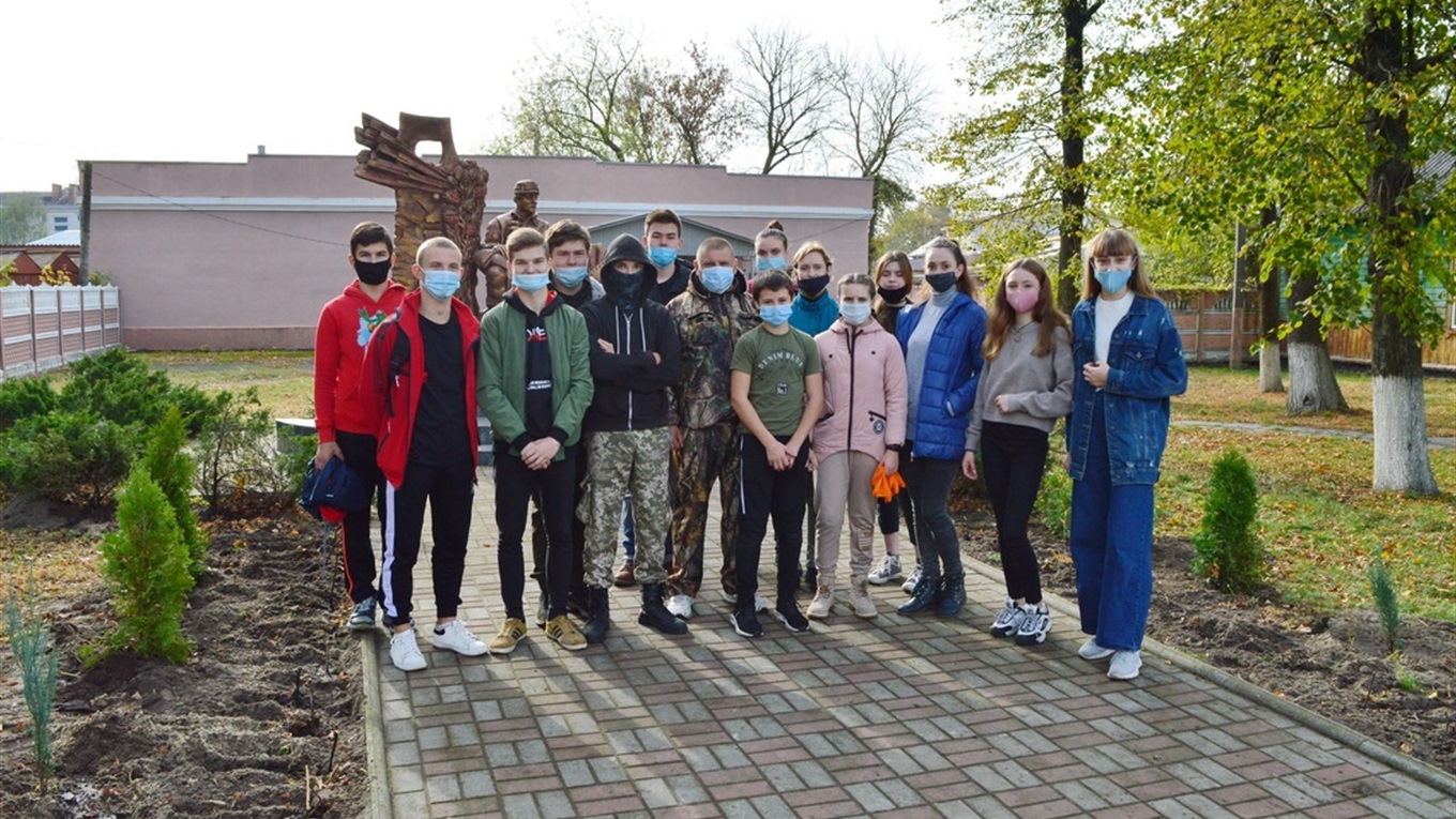 Білі тюльпани і туї висадили учні Корюківської гімназії біля пам’ятника «чорнобильцям»