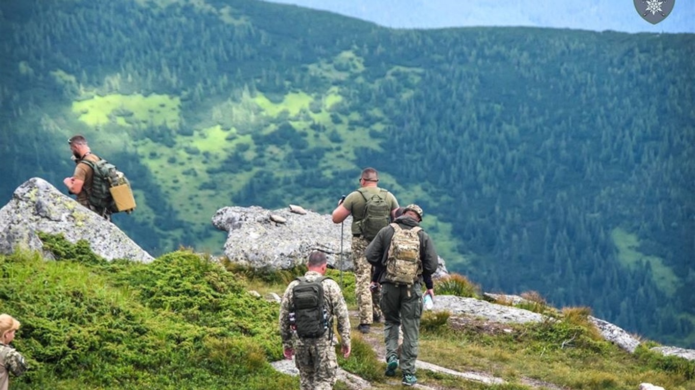 На військову службу за контрактом запрошують чоловіків і жінок віком до 45 років  