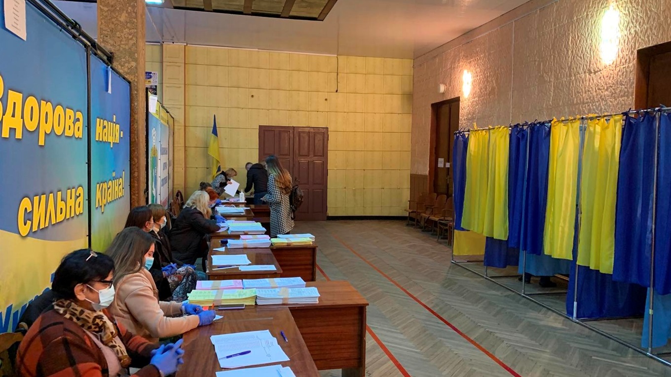 Вибори на Кіцманщині в умовах карантину: дільниці відкрилися вчасно, триває голосування