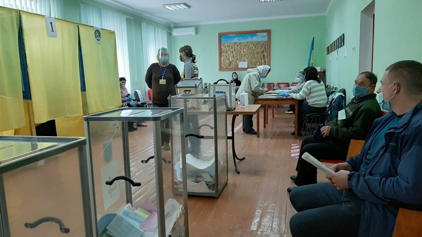 Явка виборців у Старокостянтинові невисока, а у  селах краща - голова ТВК