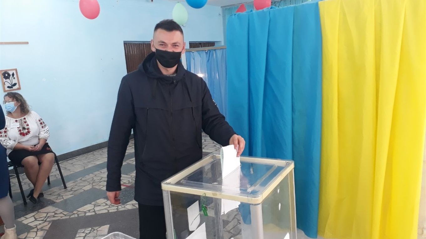 У Студениках вже проголосувала третина виборців. Що цікавого на дільниці?