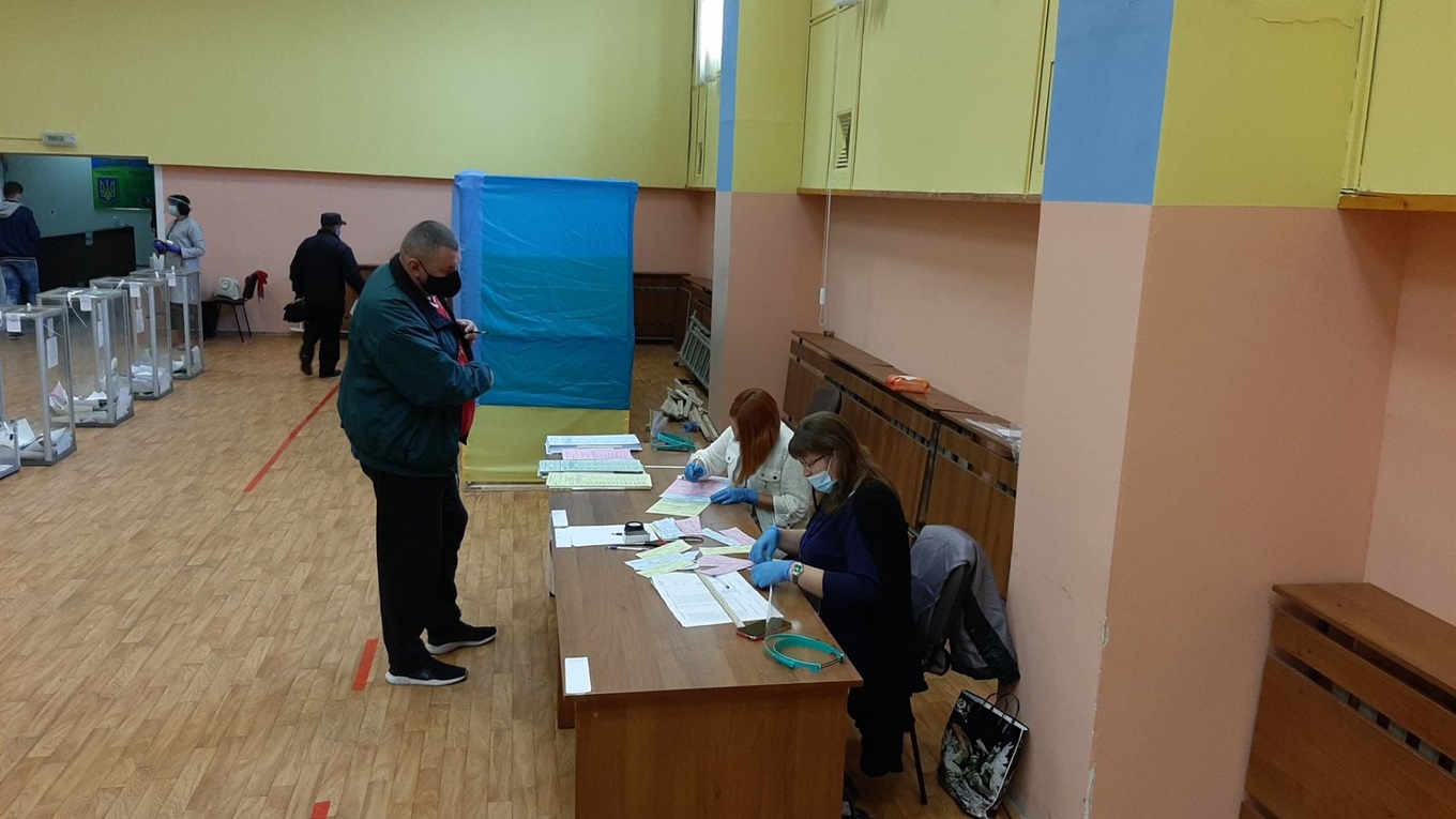 Особливі вибори: фоторепортаж з дільниць міста