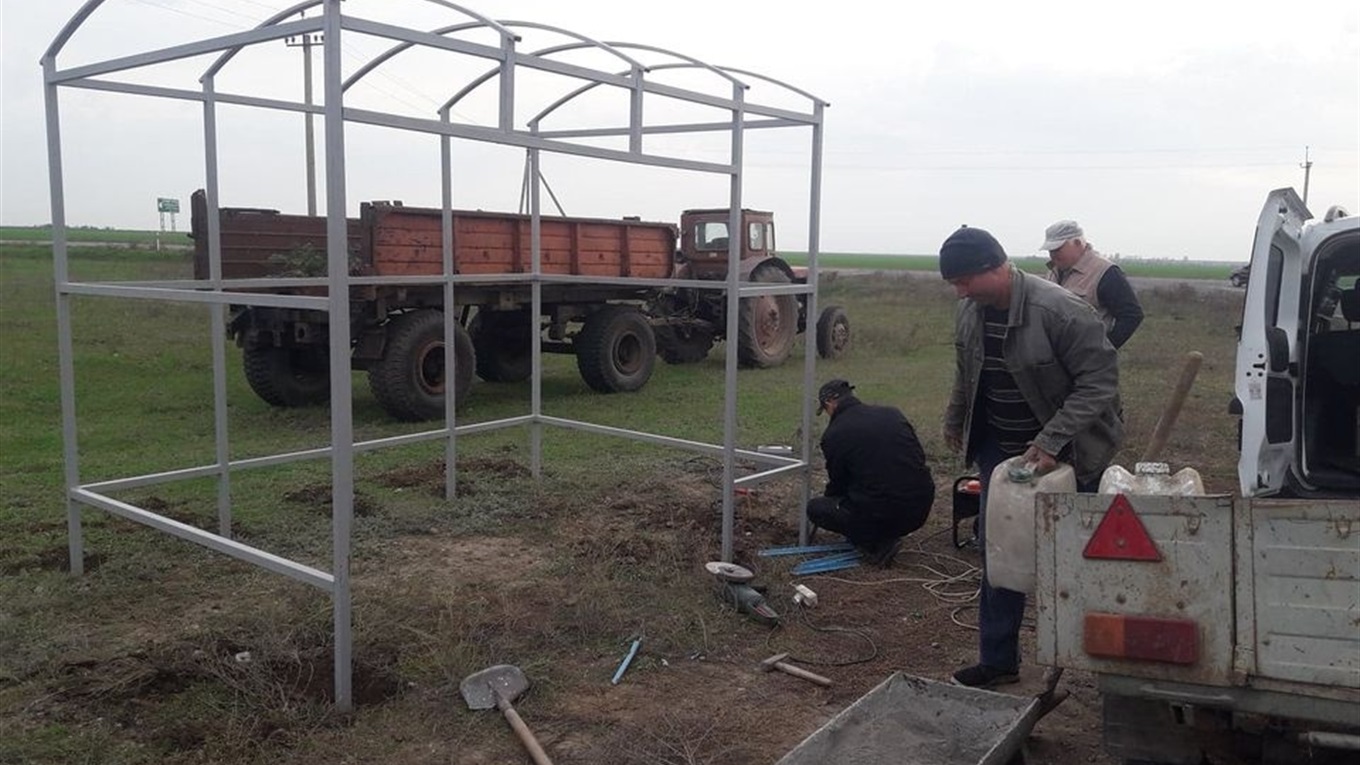 У Нижніх Торгаях облаштовують нову автобусну зупинку