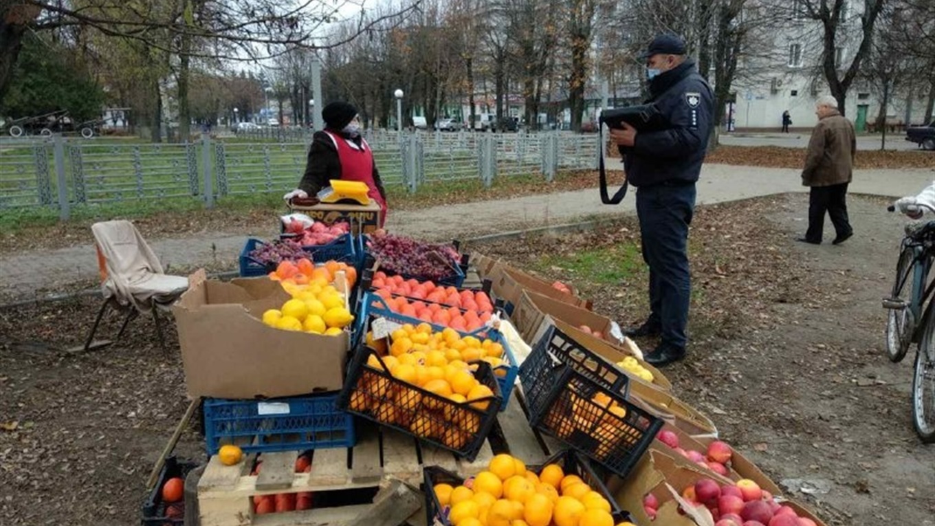 Біля краєзнавчого музею організували стихійну торгівлю. Містяни викликали поліцію