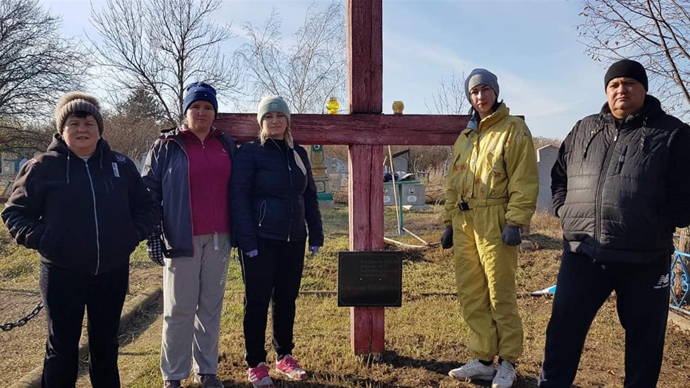 У Гуляйполі активісти прибирали на кладовищі біля пам’ятних хрестів жертвам Голодомору
