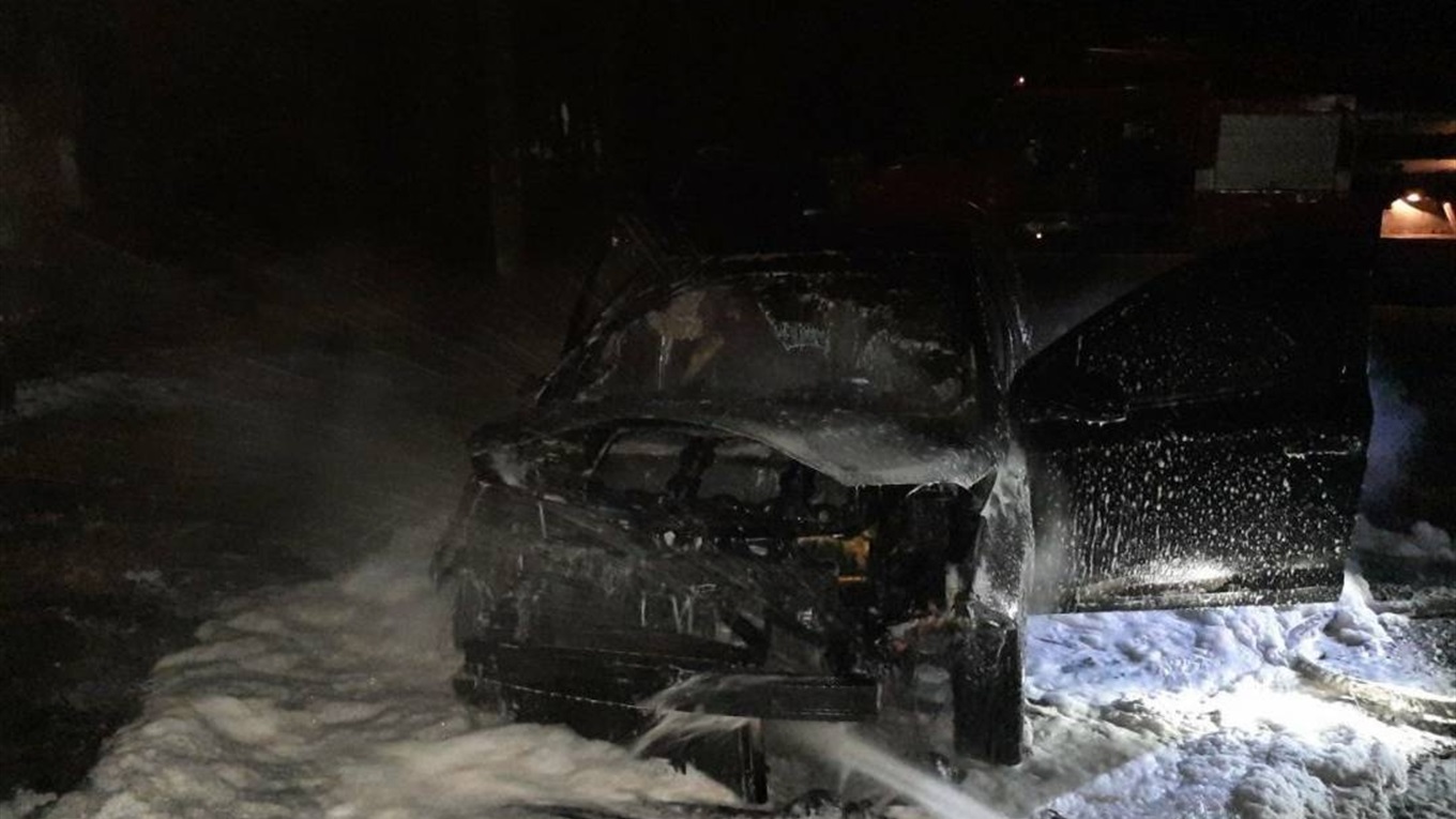 У Лозовій знову горіла автівка: у вогні постраждало кілька машин