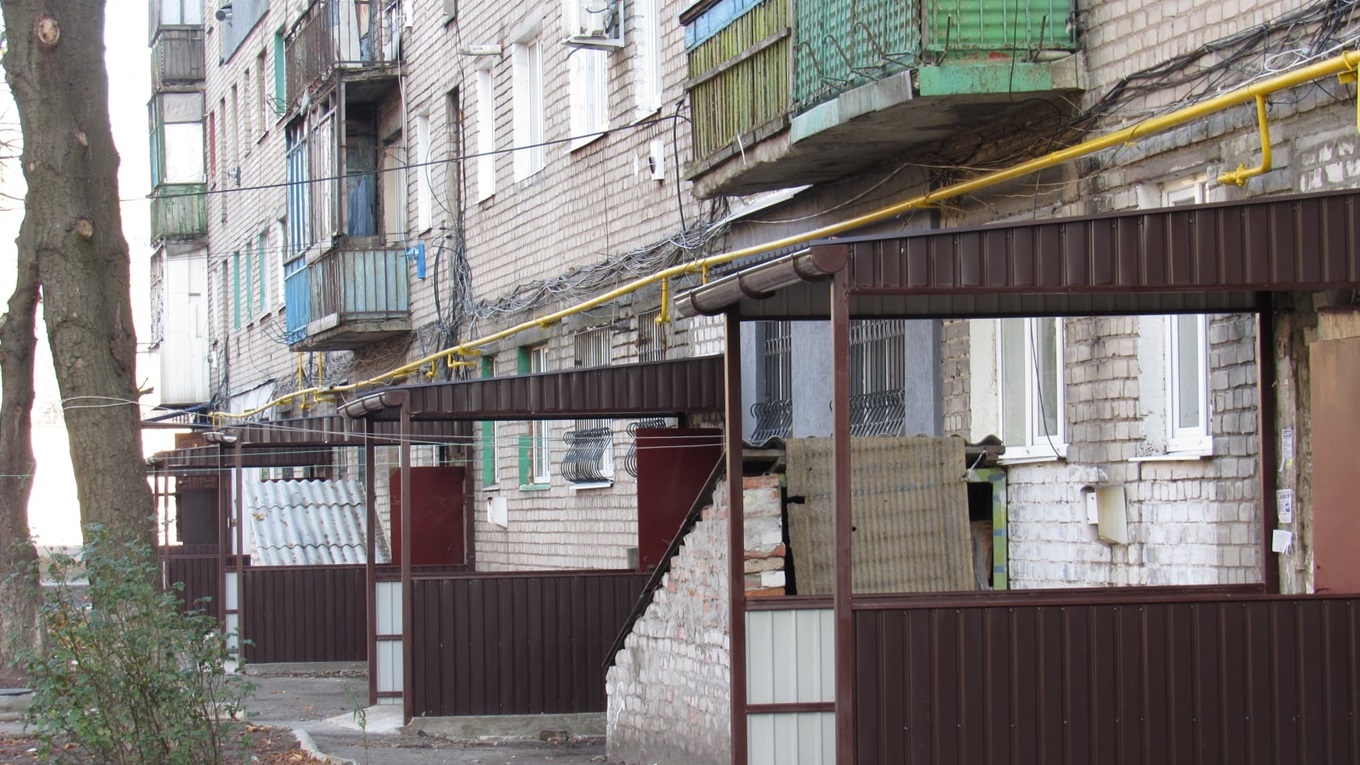 В Попасной ремонтируют входы в подъезды и планируют замену окон: узнавали подробности