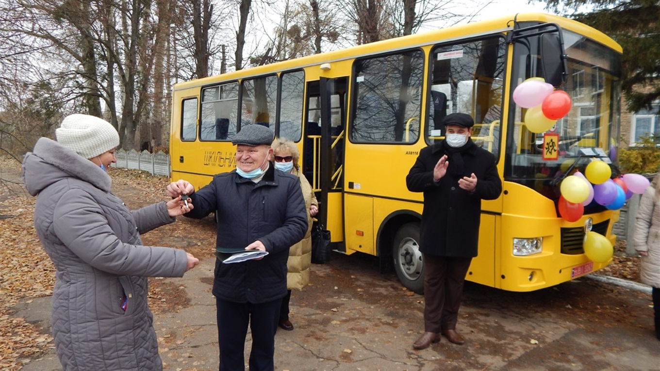 Дівичківська школа отримала новий шкільний автобус