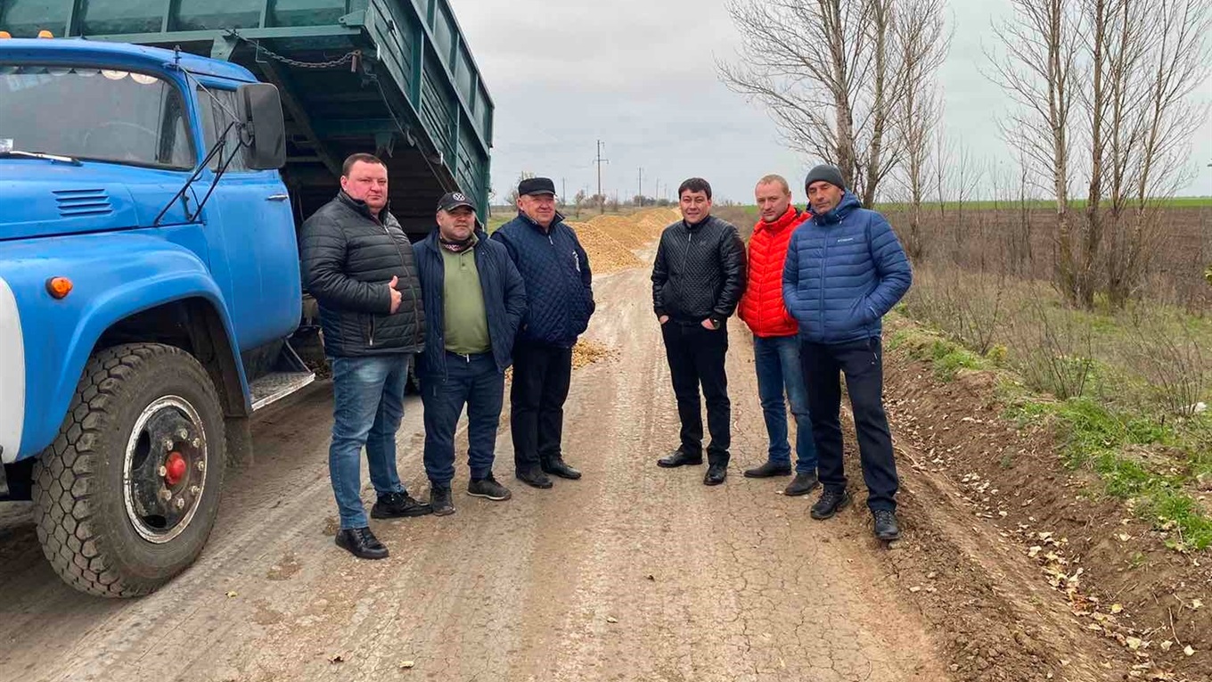 На Сірогозщині райавтодор та місцеві фермери спільно взялися за ремонт проблемної ділянки дороги