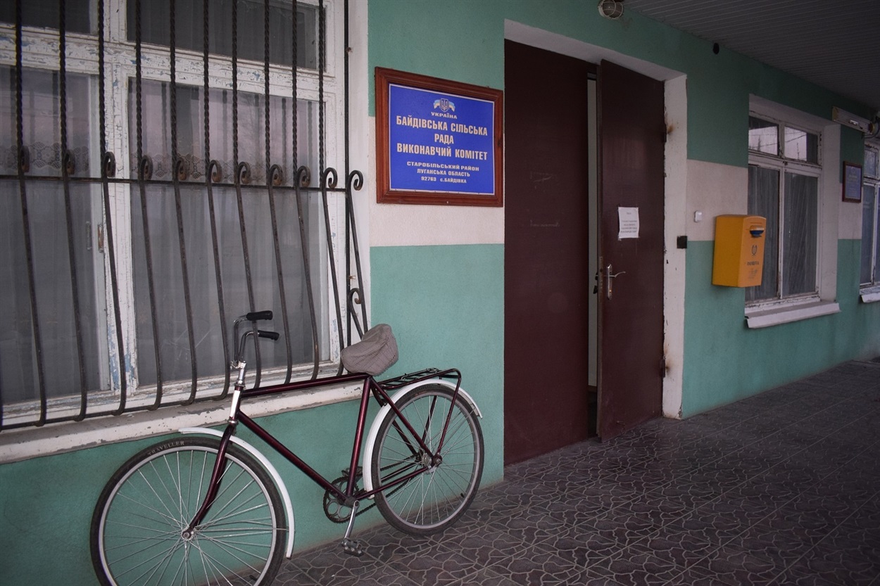 Під будівлею старостату - одинокий велосипед