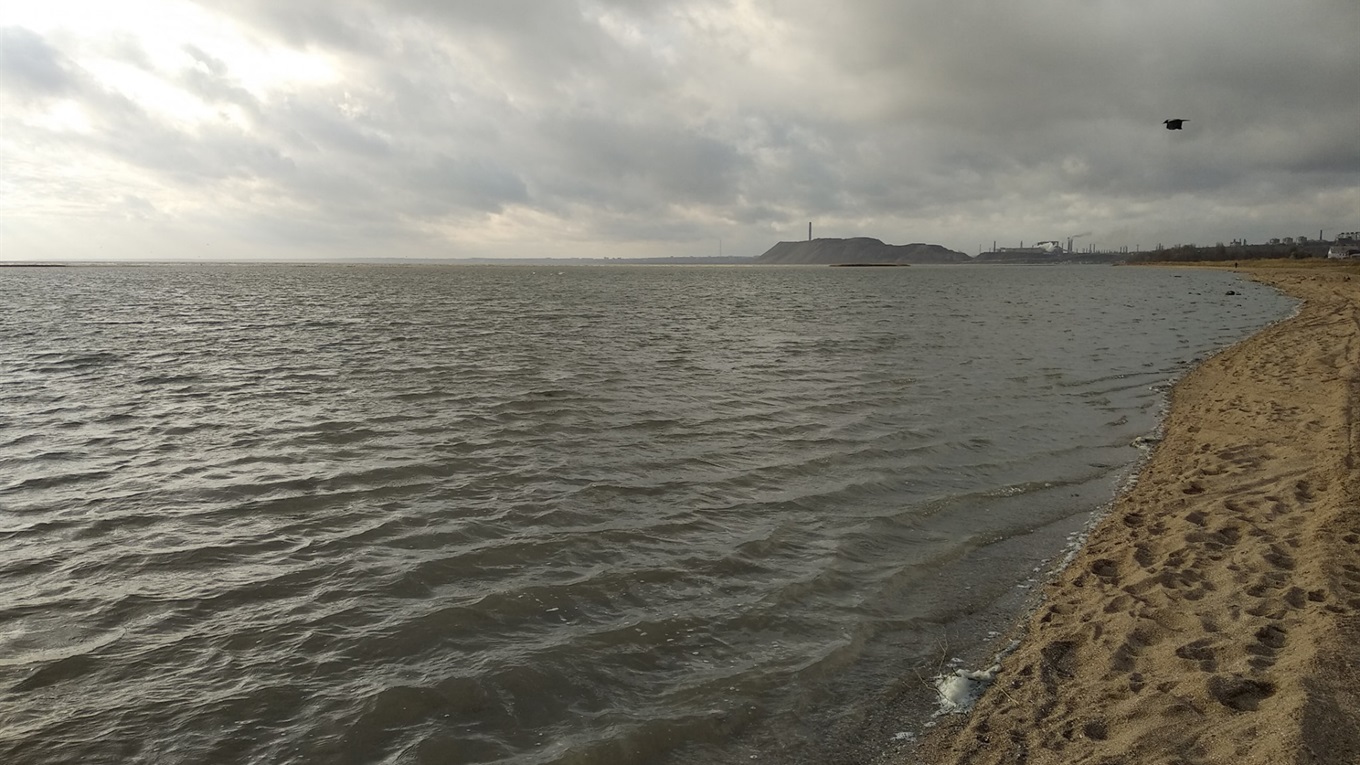 В Мариуполе Азовское море вернулось к берегу: ранее здесь оголилось дно