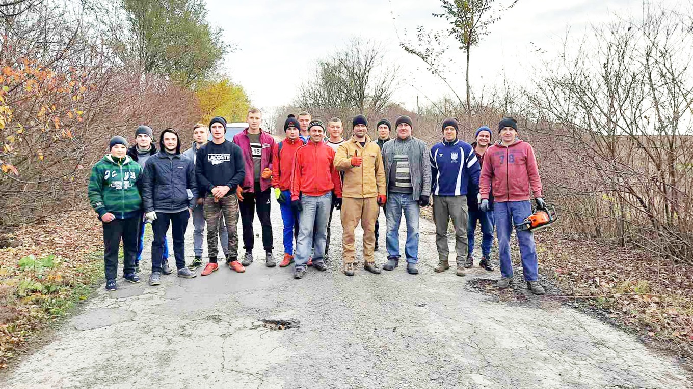Розчищення узбіч дороги на Южинець і Шишківці —  ініціатива місцевої молоді