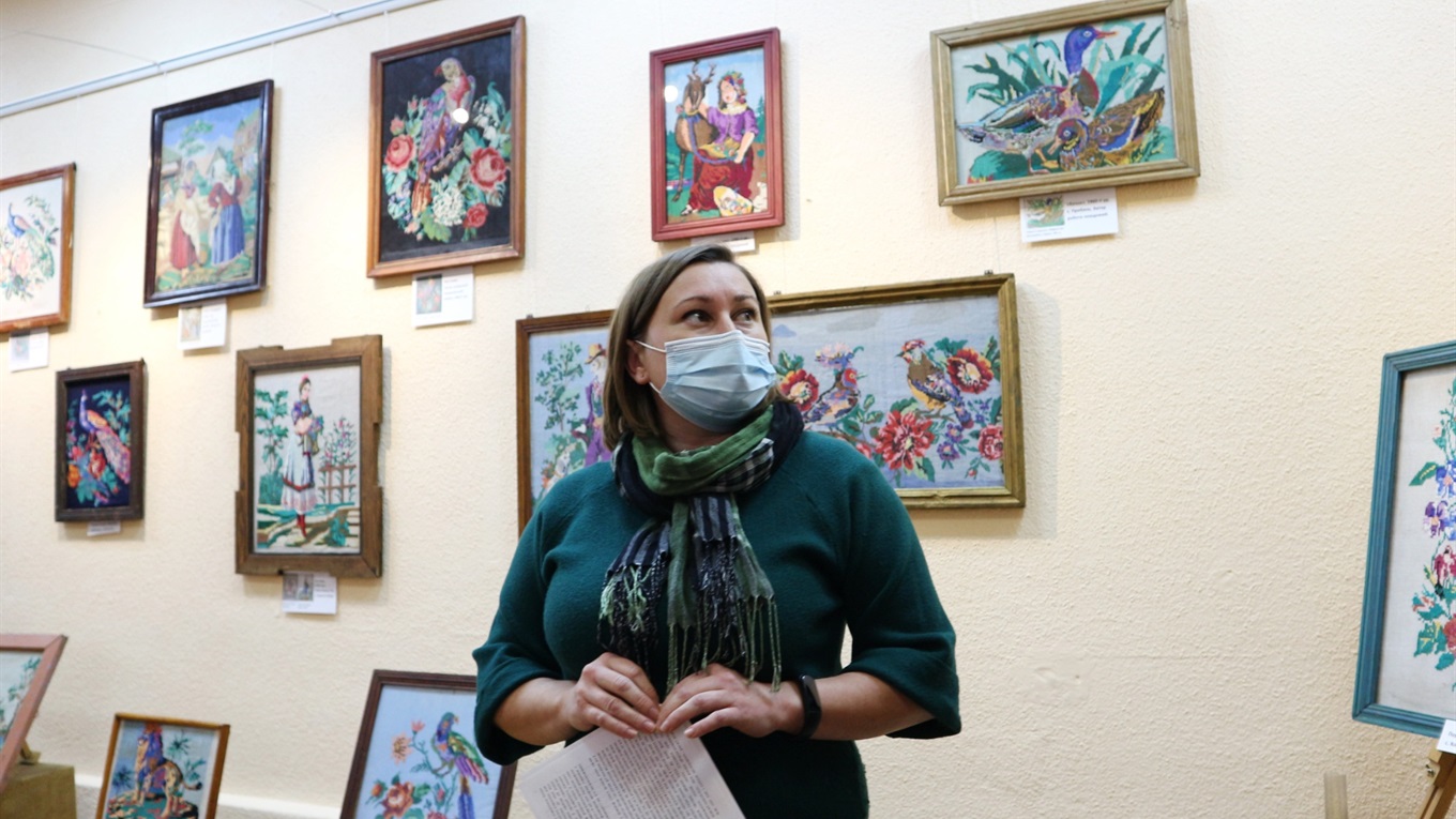 У Корюківському історичному музеї діє виставка післявоєнних вишиваних картин  