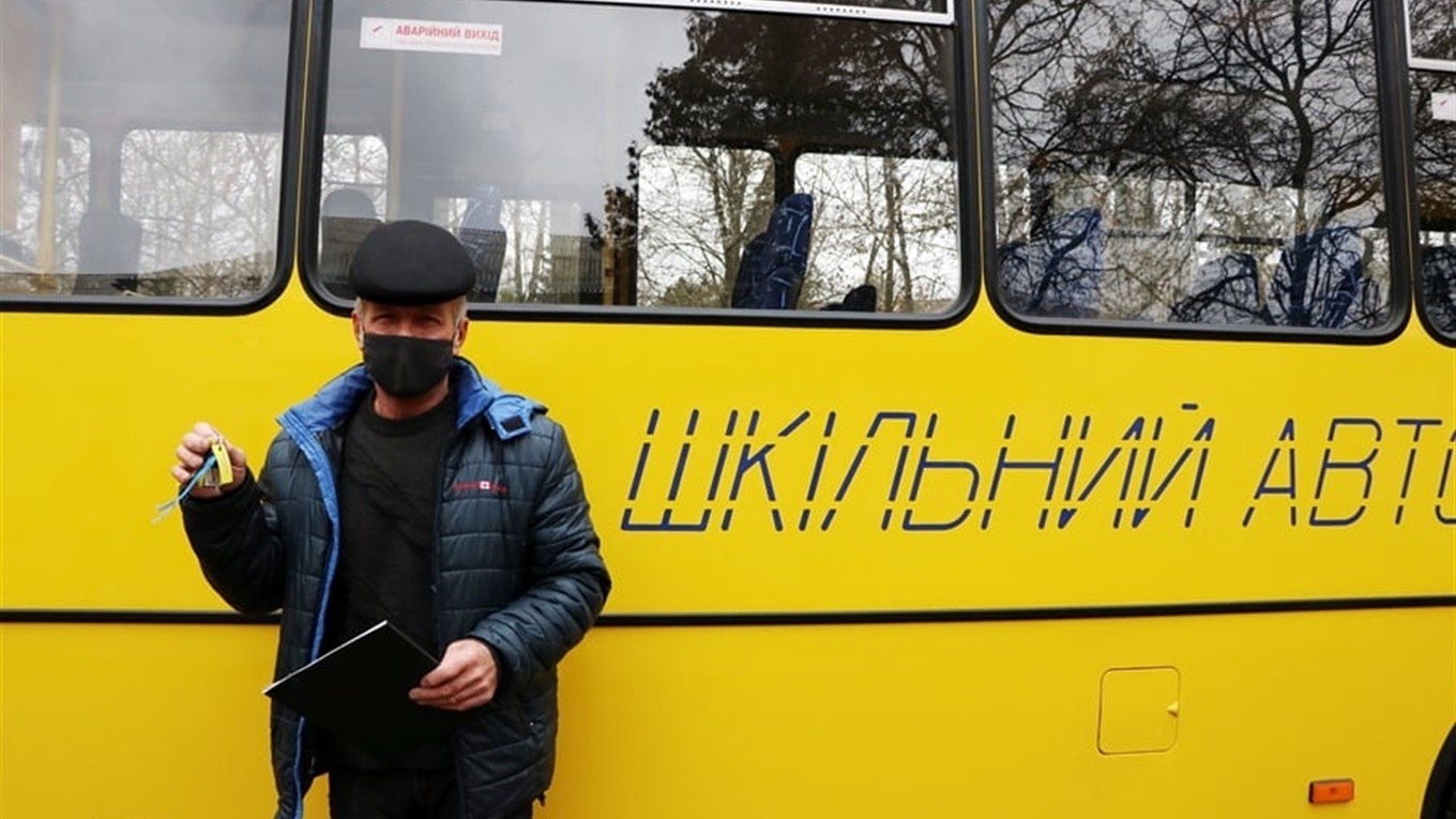 Сільська школа на Корюківщині отримала новий автобус. Діти мріють про екскурсії 