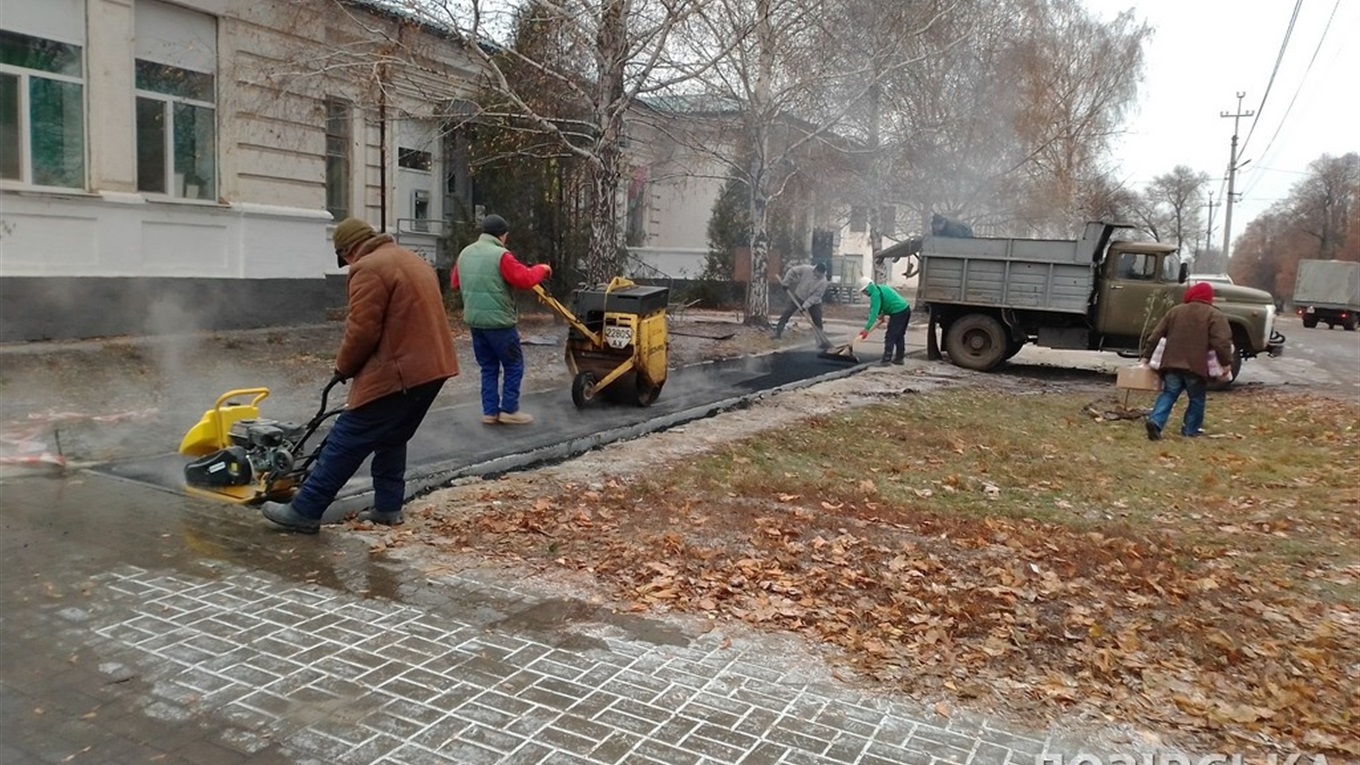 Фото дня: у Панютиному ремонтують тротуари