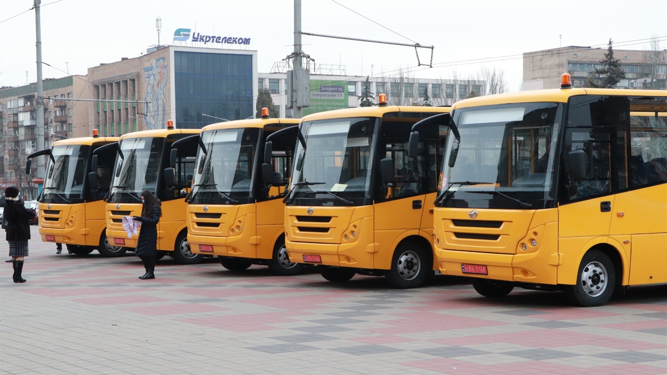 Для Полтавської школи придбали новий шкільний автобус