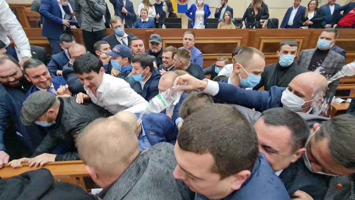 Перша сесія Одеської обласної ради: блокування трибун, бійки та робота до ранку