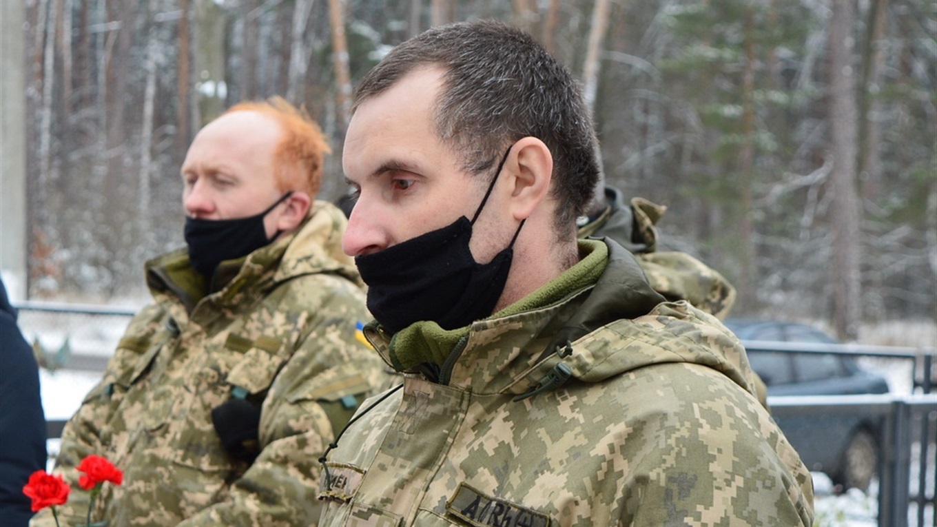 «Якби не він, я б тут не стояв». У Корюківці відкрили меморіальну дошку Герою АТО Миколі Лущику