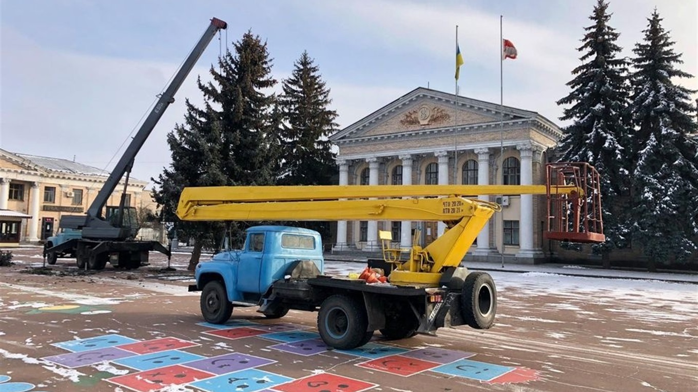 У Переяславі встановили новорічну ялинку. Її спиляли біля двору місцевих мешканців
