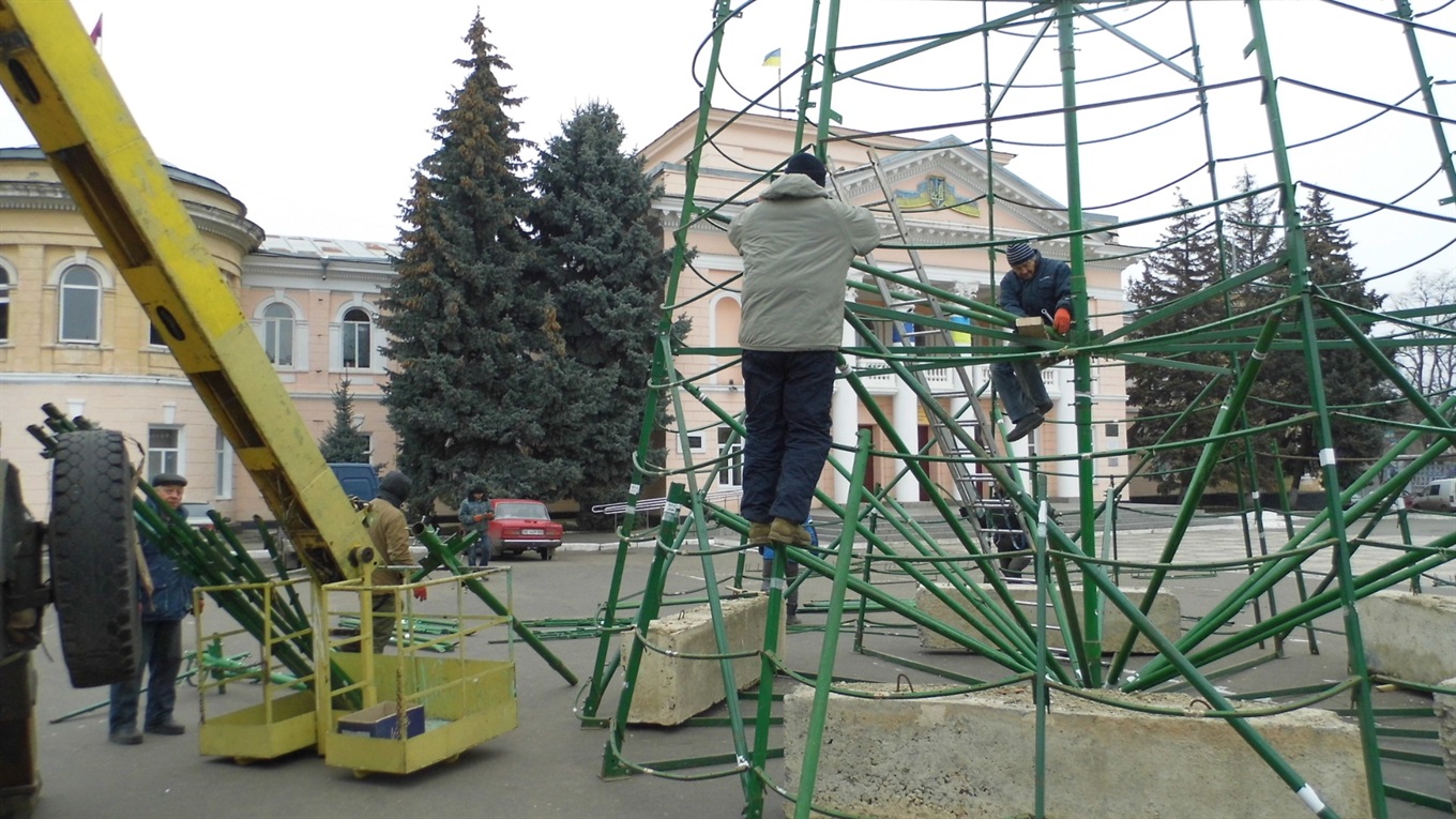 На головній площі Первомайська почали встановлювати ялинку. Фотофакт