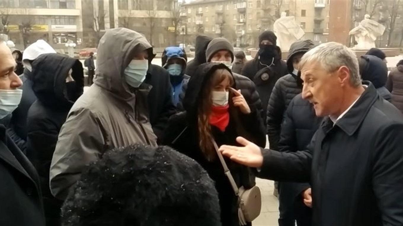 Жителі Верхнянської ОТГ приїхали до ОДА і вимагають ремонту дороги