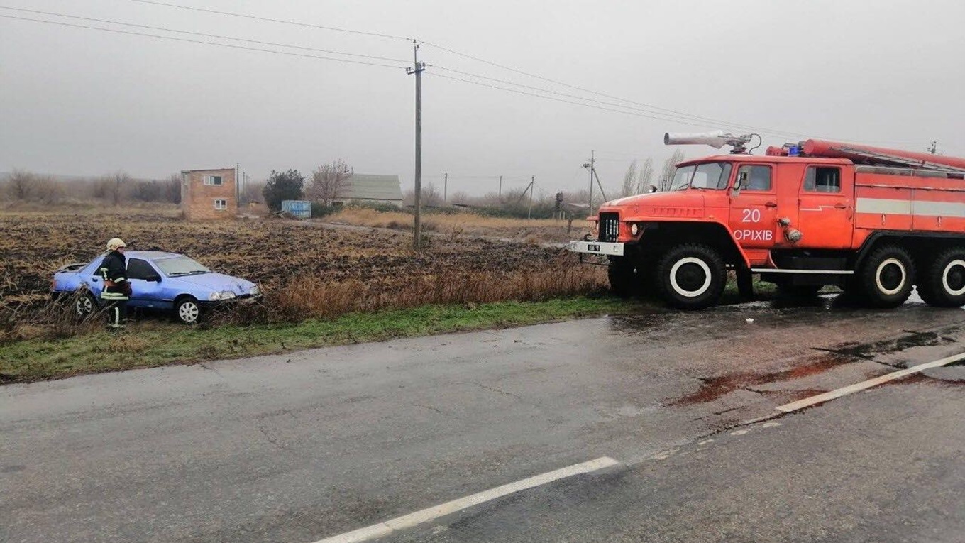 На автошляху «Оріхів-Гуляйполе» рятувальники допомогли водієві, який з’їхав у кювет