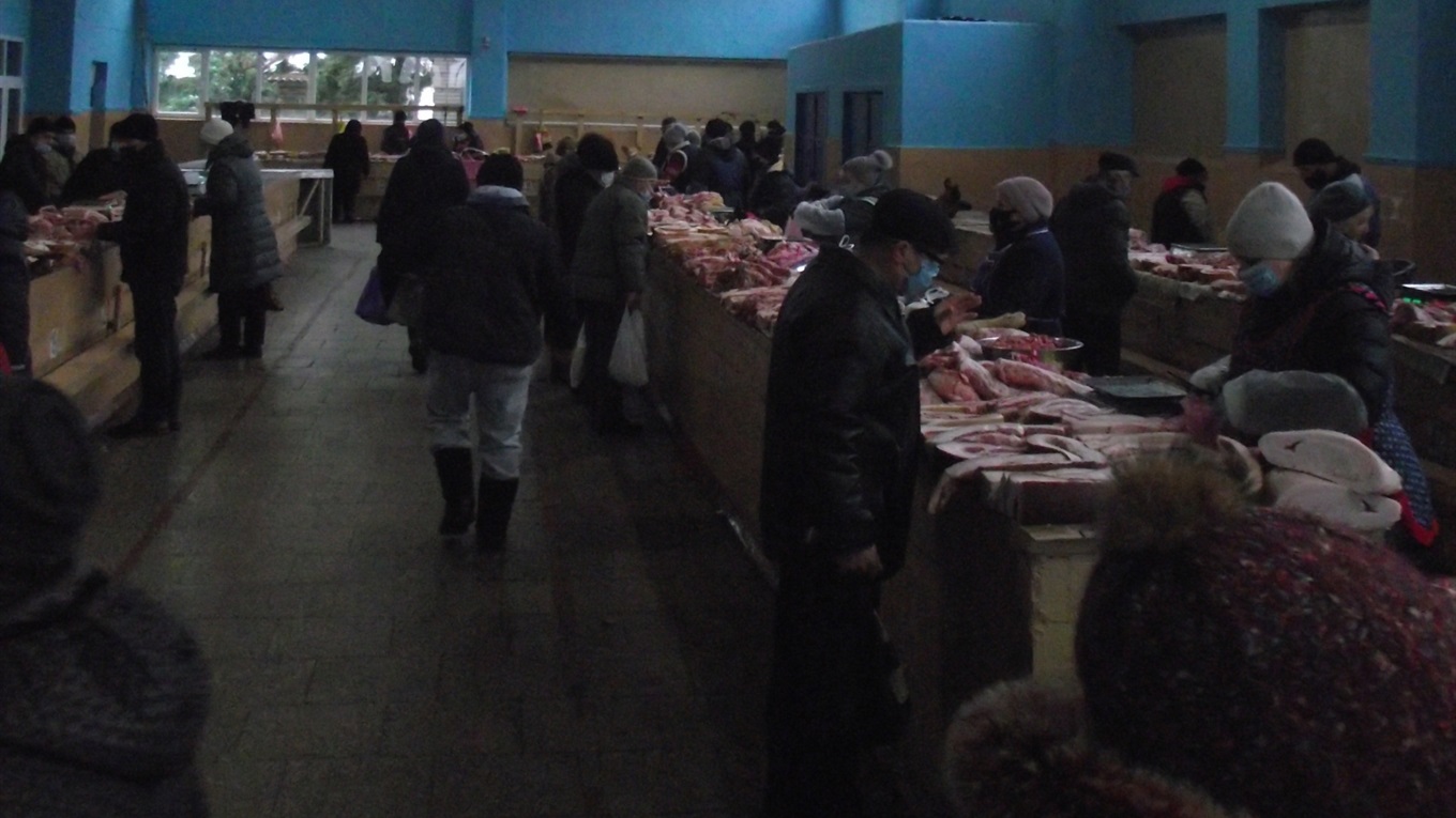 Люди не визначилися: купувати м’ясо тільки на Новий рік, чи й на період локдауну. Репортаж з базару