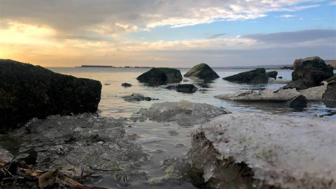 В Бердянске замерзло Азовское море: впечатляющие фото и видео 