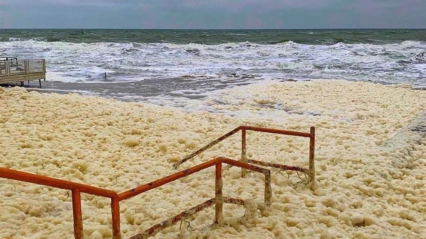 Море готовит капучино: в Кирилловке на берегу образовалась необычная пена