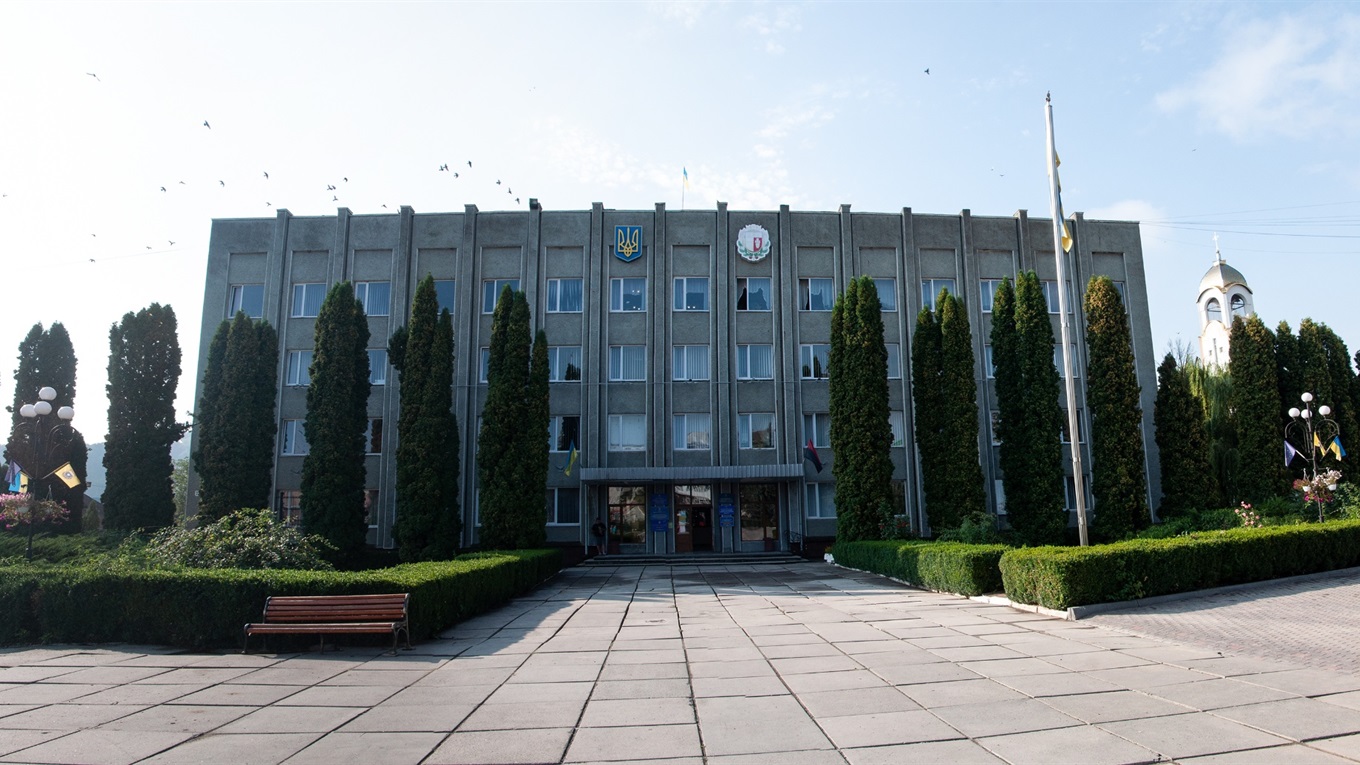 Чортківській райдержадміністрації – бути: внаслідок рішення Уряду щодо утворення нових РДА