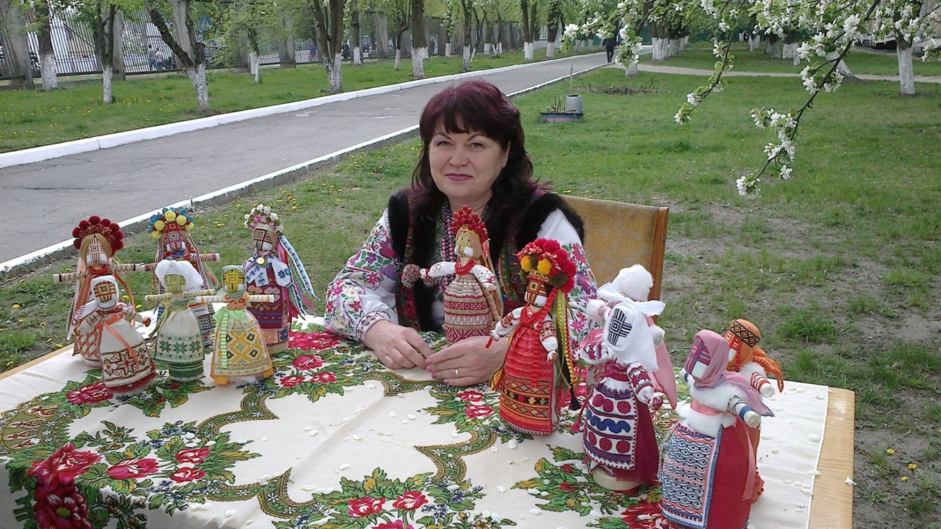Майстриня із Переяслава оздоблює ляльки-мотанки старовинними українськими вишивками