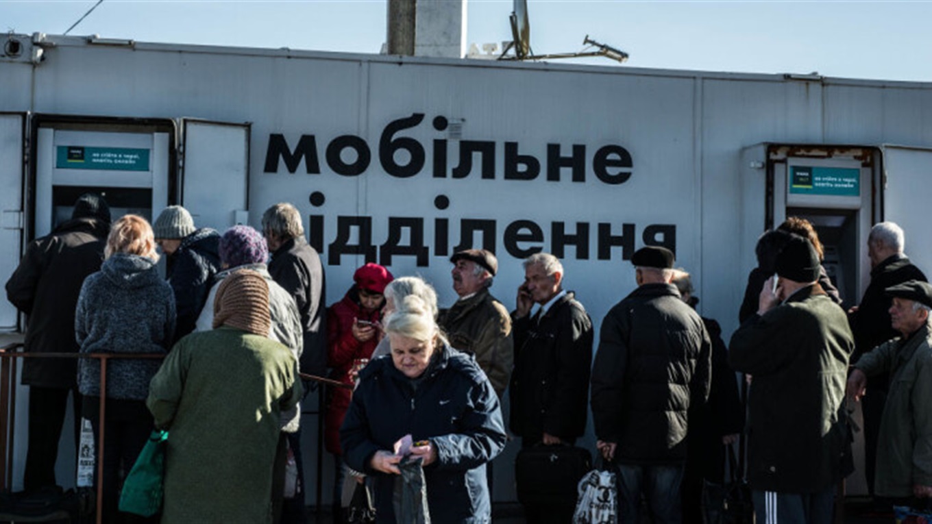Ощадбанк продлил карточки переселенцам и пенсионерам из ОРДЛО. Стали известны сроки